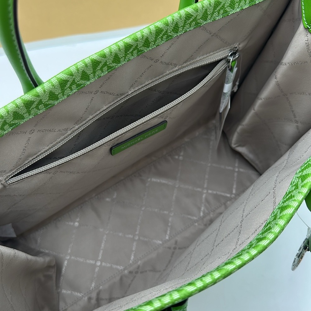 Michael Kors Mirella Medium Ombré Logo Tote Bag
Jungle Green
NWT - Picture 8 of 15